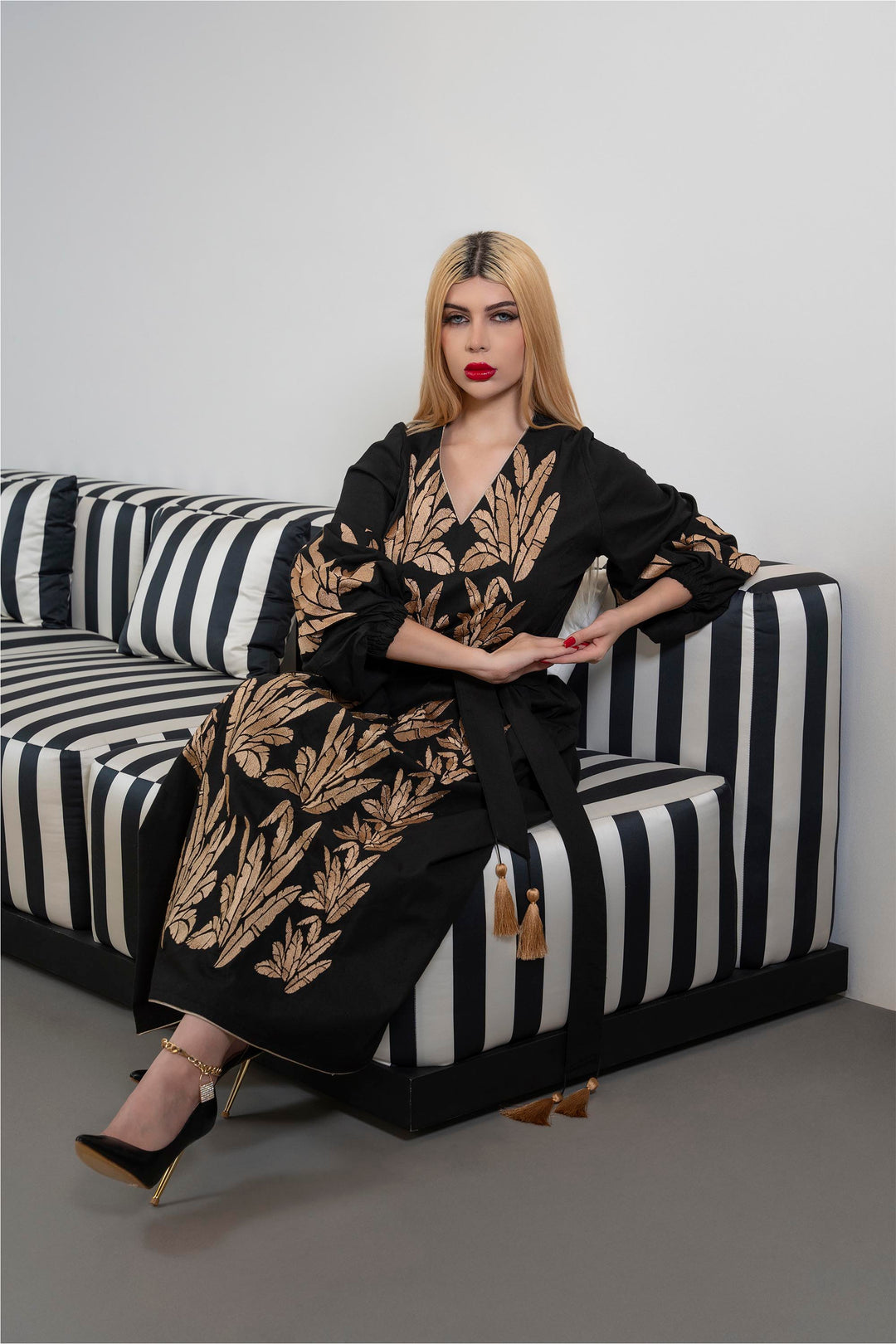 فستان ماكسي المطرز مع حزام الشرابة - منتصف الليل