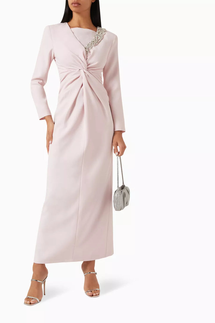 فستان مزخرف بفتحة أمامية وأكمام طويلة – صوفي