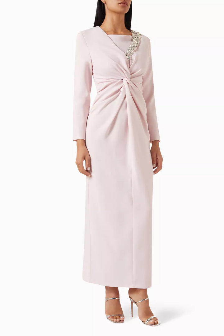 فستان مزخرف بفتحة أمامية وأكمام طويلة – صوفي