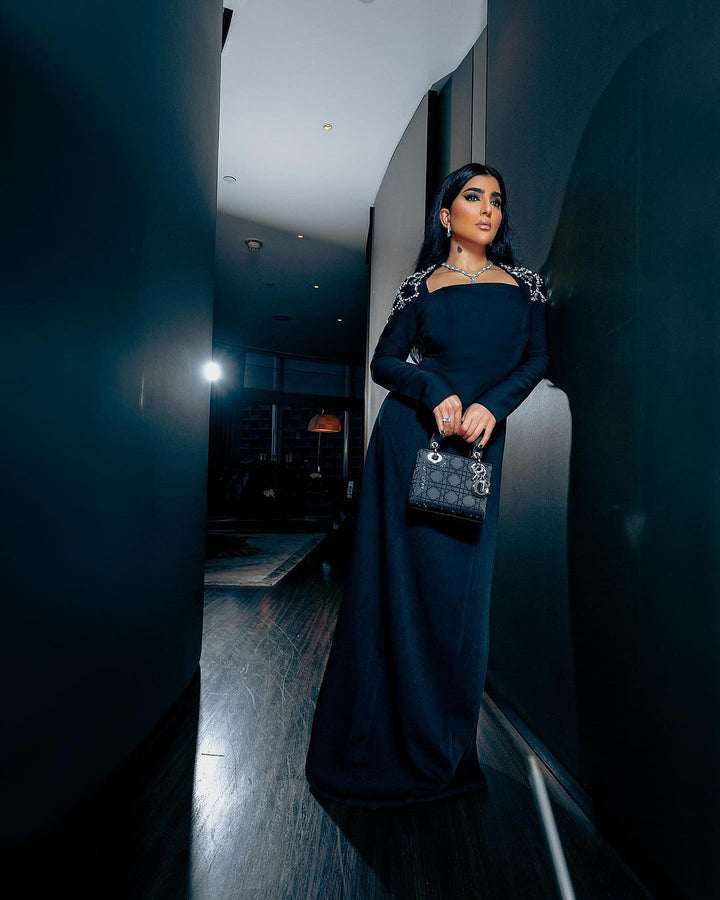 فستان عمود أسود بأكتاف مزينة بالخرز وأكمام طويلة - تلقو