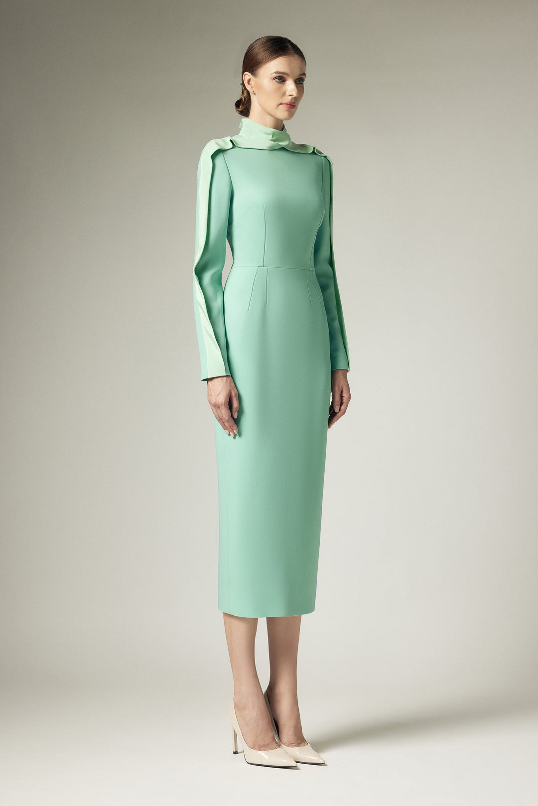 فستان غمد برقبة عالية وكتف منسدلة – أسليك