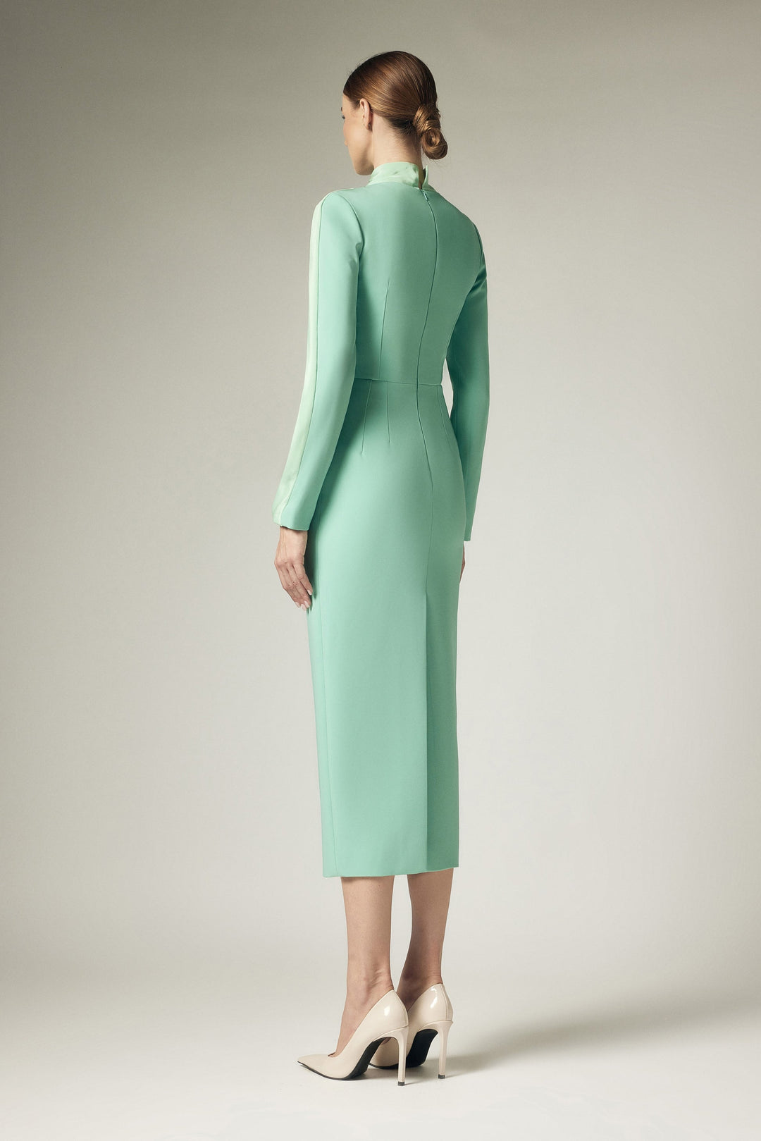 فستان غمد برقبة عالية وكتف منسدلة – أسليك