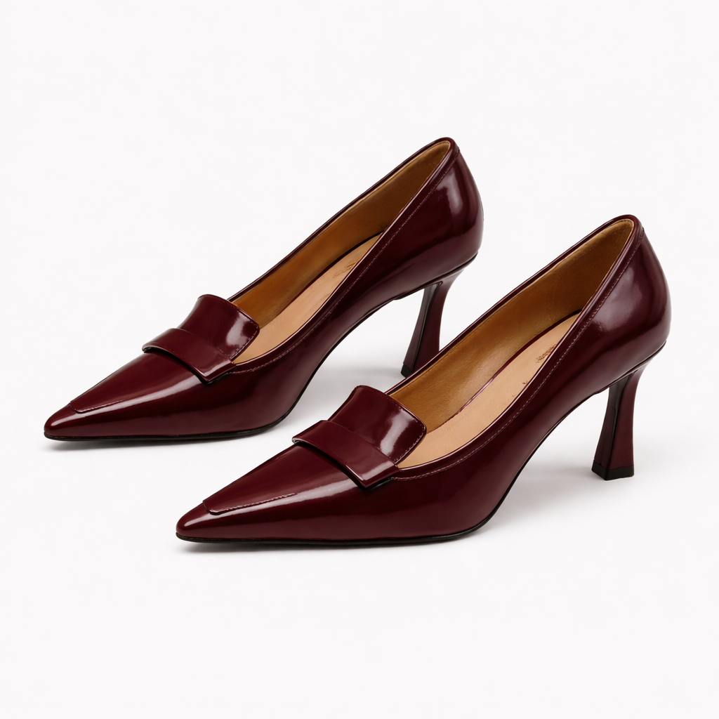 حذاء بكعب عالٍ مدبب من الجلد اللامع مع تفاصيل حزام هيكلي - بوردو