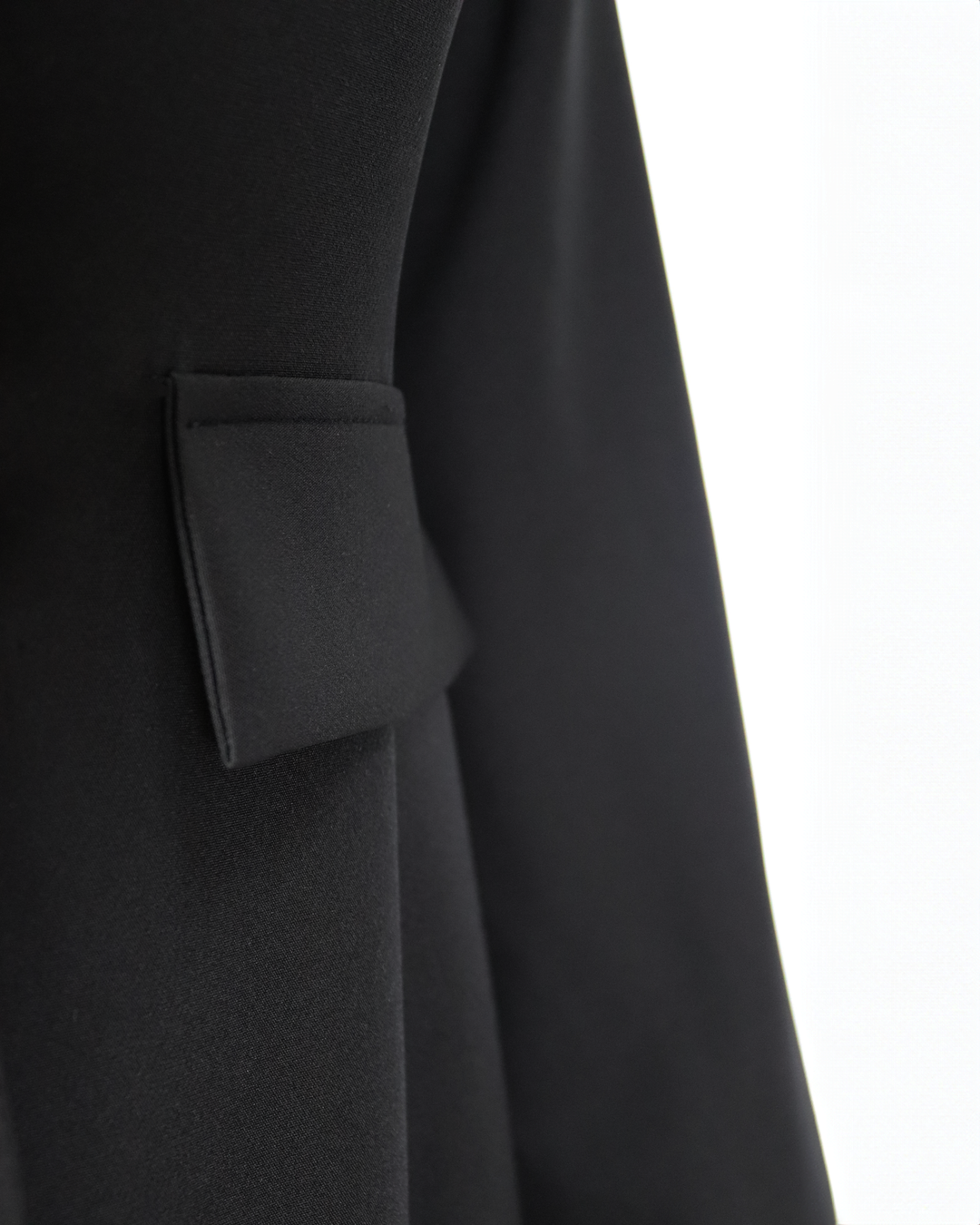 فستان بليزر أسود مع أكتاف مزينة بالخرز - فاني