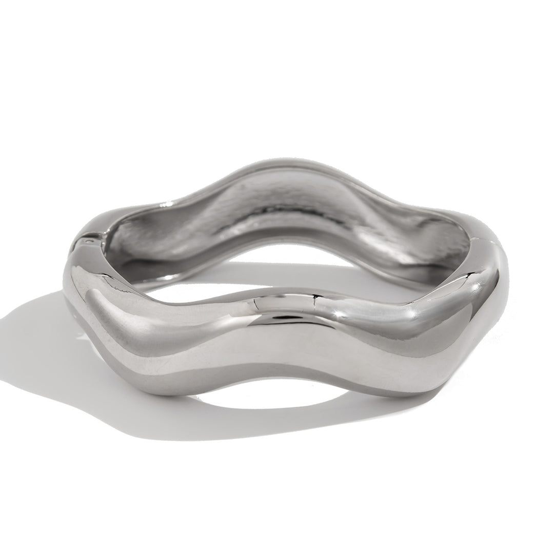 Asymmetric sculptural bangle with wave design - Enjur
