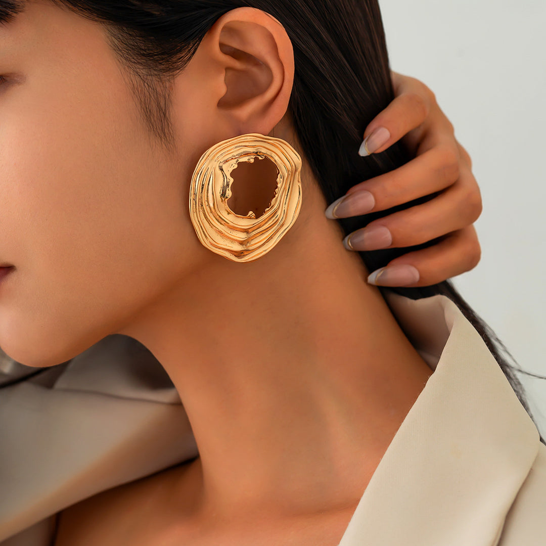 أقراط دائرية مفتوحة ذات نسيج مزخرف مع تموجات منحوتة - ليمالي