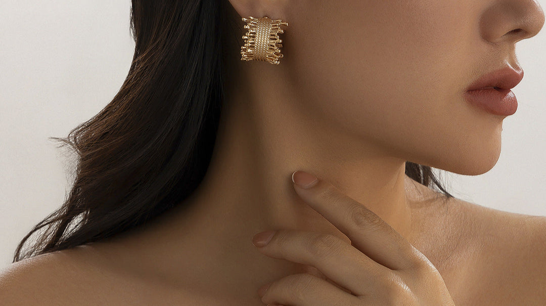 Ohrringe mit zweilagiger Textur und graviertem Detail – Akoma 