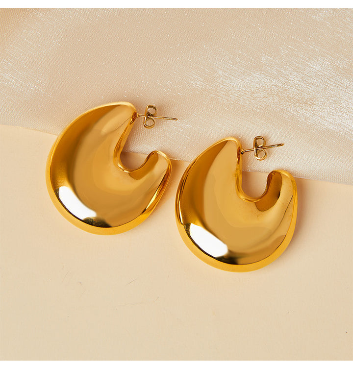Chunky crescent-shaped hoop earring with high-shine finish - Vandi