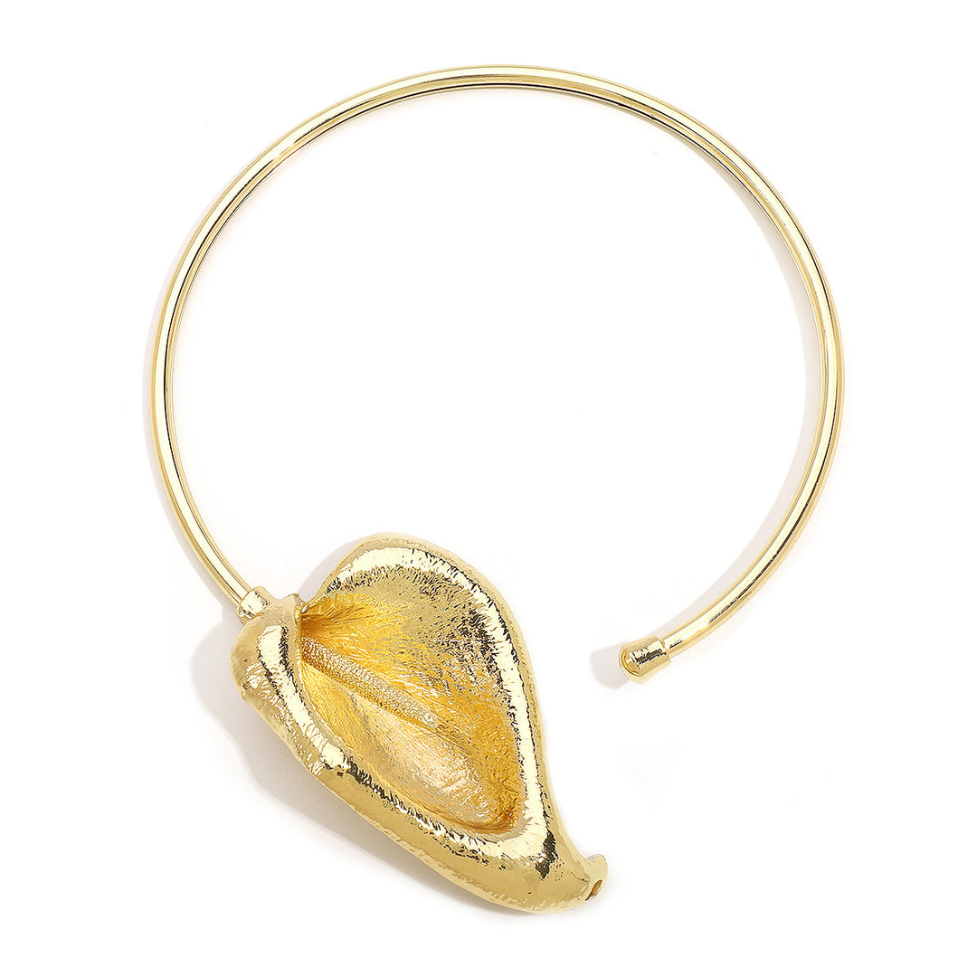 سوار مفتوح بتفاصيل بتلات منحوتة - فوندا