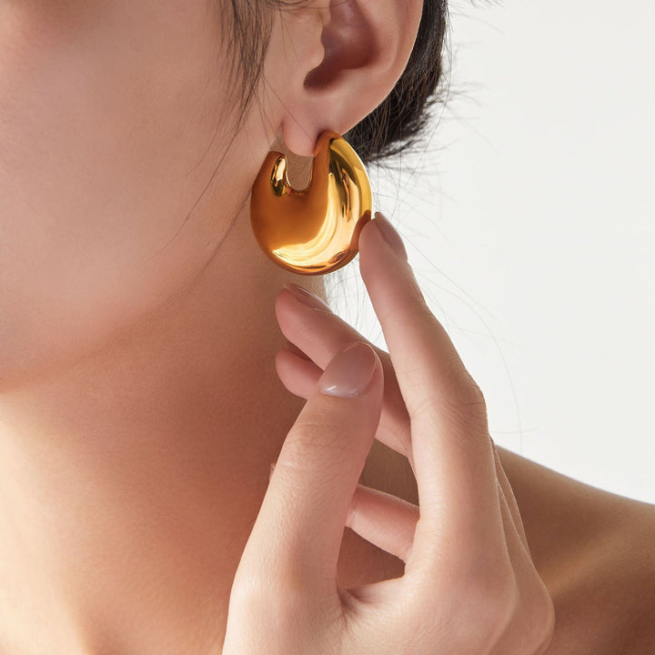 Chunky crescent-shaped hoop earring with high-shine finish - Vandi