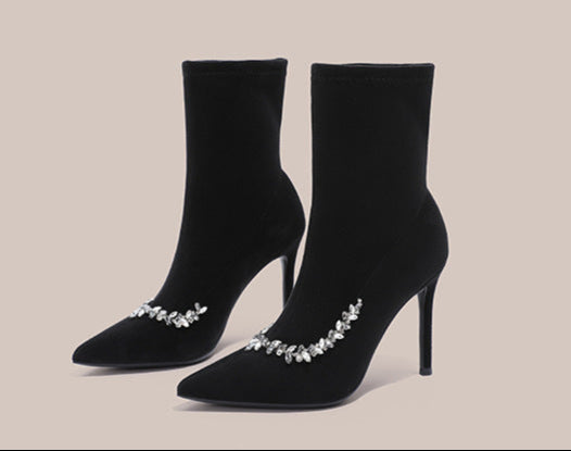 حذاء كاحل من جلد الغزال بمقدمة مدببة وحواف كريستالية – سيرينافيا