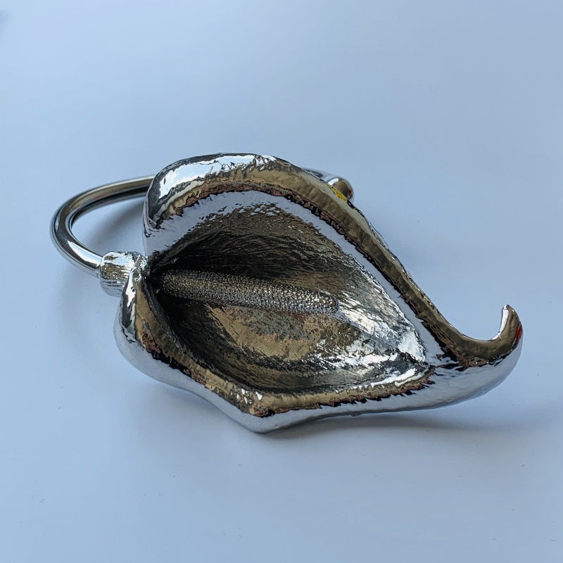 Sculptural open hoop earring with abstract petal form - Lasta