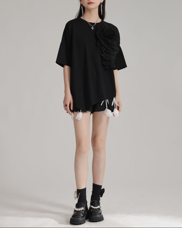 asymmetric hem T-shirt with oversized flower applique - BLOZR