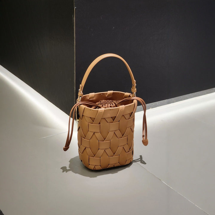 woven bucket bag with drawstring pouch – SIENNA