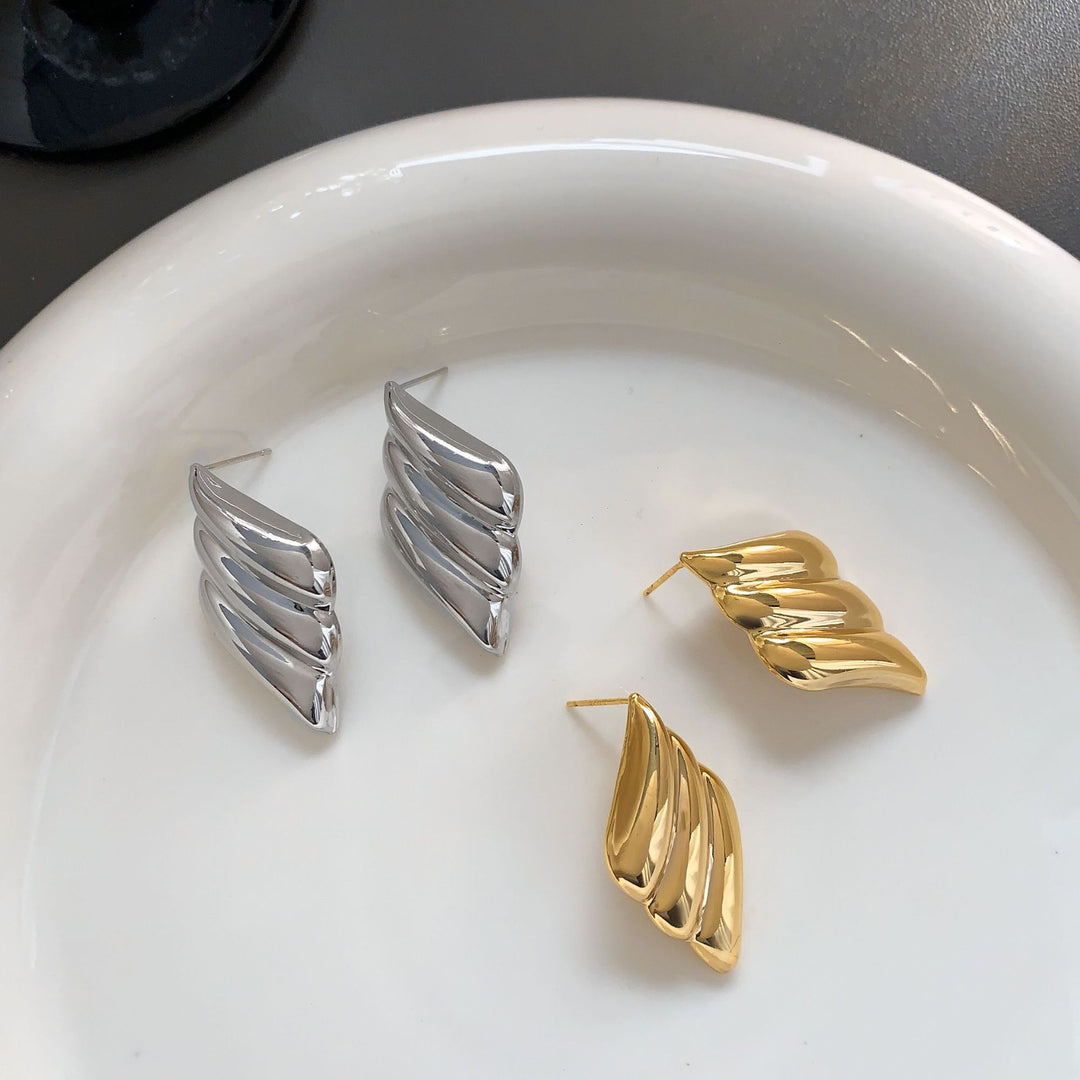 Polished wing-shaped stud earrings with sculpted curves - Ajurti