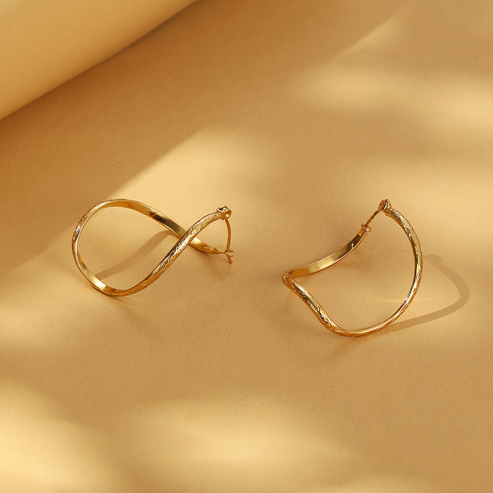 Ohrringe mit zweilagiger Textur und graviertem Detail – Akoma 