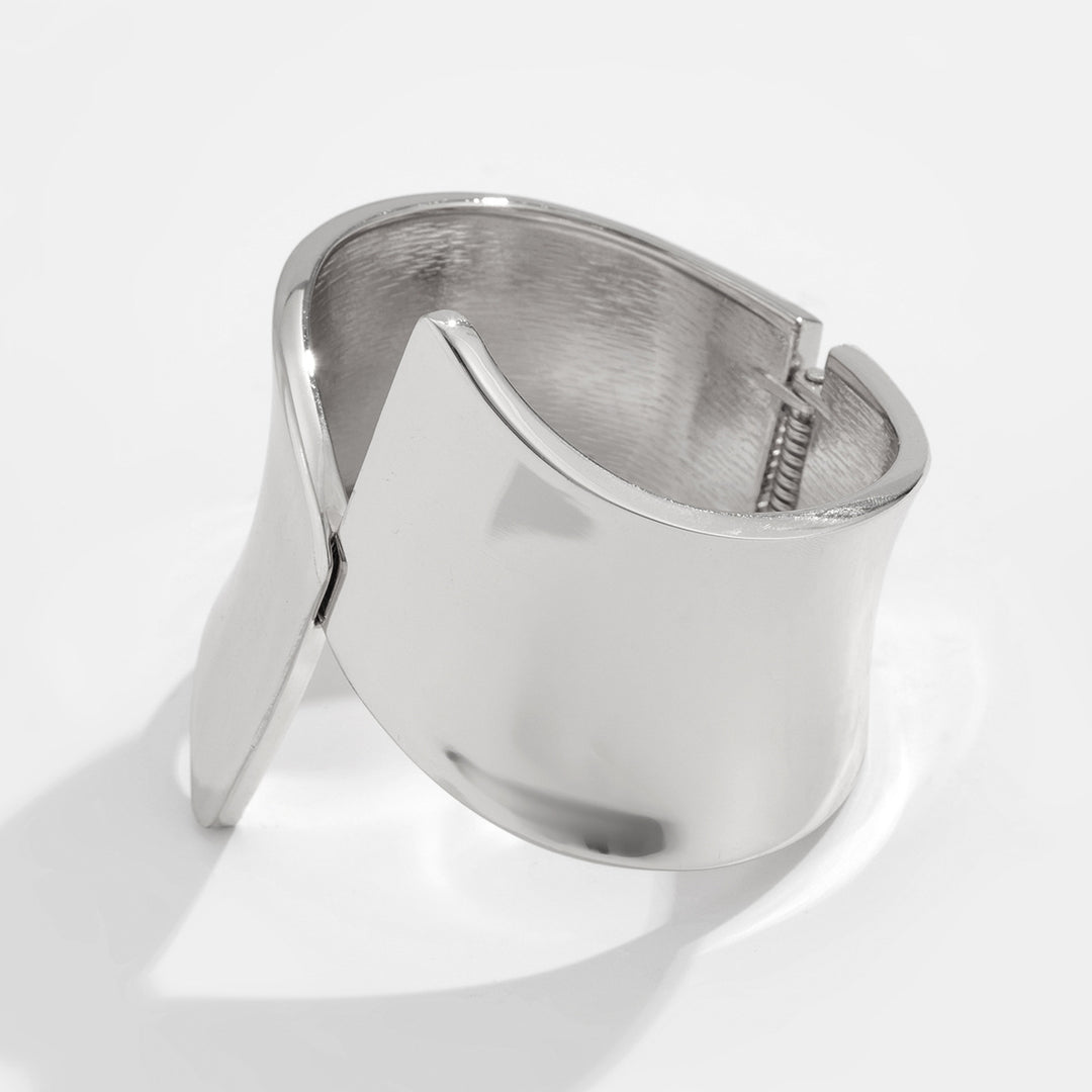 Wide wave bangle with asymmetrical ends - Limky