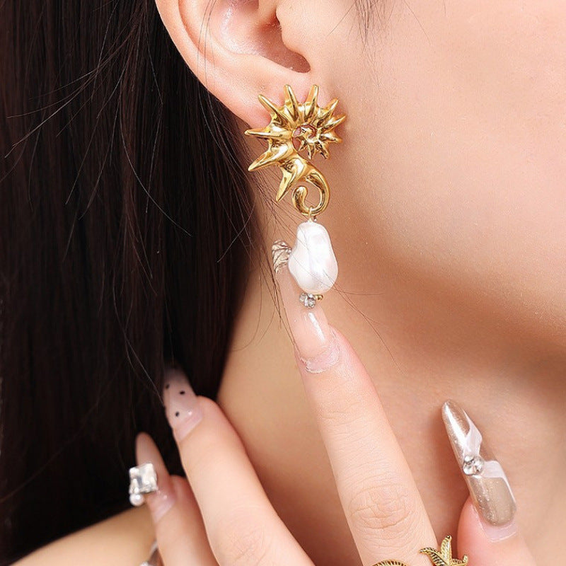 Ohrringe mit zweilagiger Textur und graviertem Detail – Akoma 