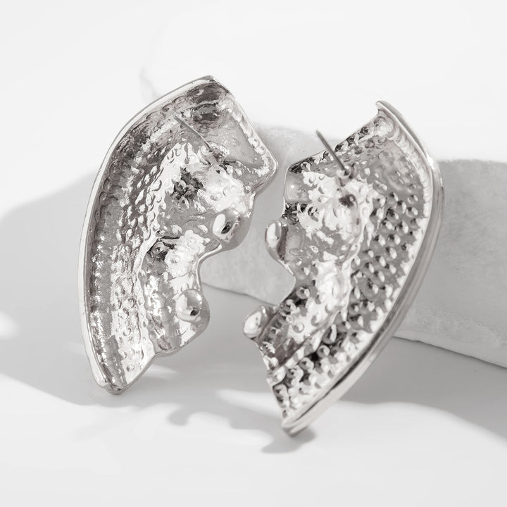 أقراط أذن بتصميم وجه تجريدي مع حواف منحنية - نيلجا