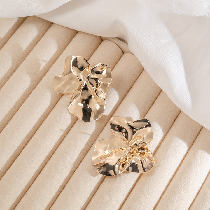 Abstract floral stud earrings with molten texture - Arnilu