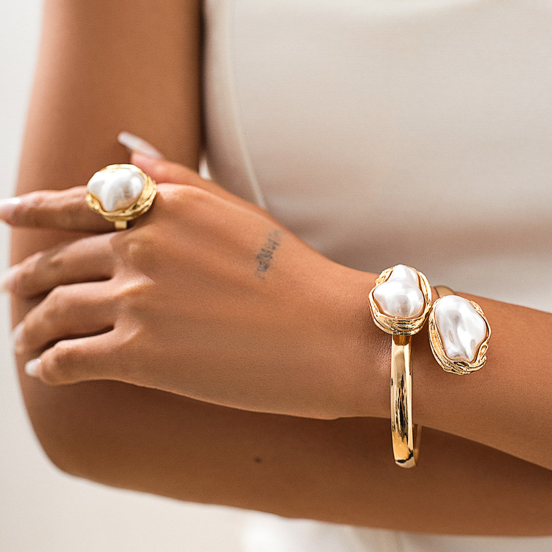 Open cuff bracelet with double baroque pearl accents - Enarmi