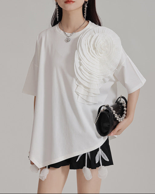asymmetric hem T-shirt with oversized flower applique - BLOZR