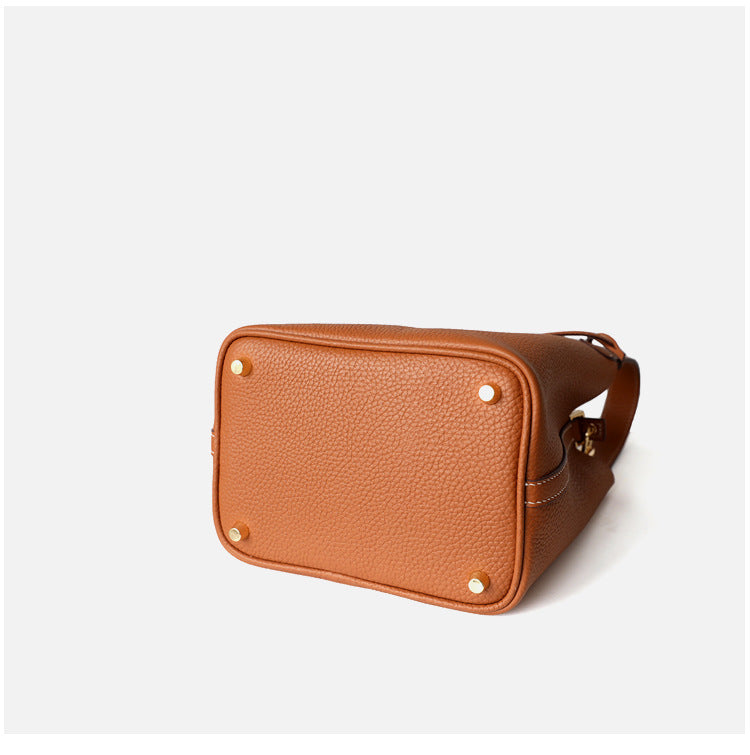 textured leather tote bag with lock detail – AURA