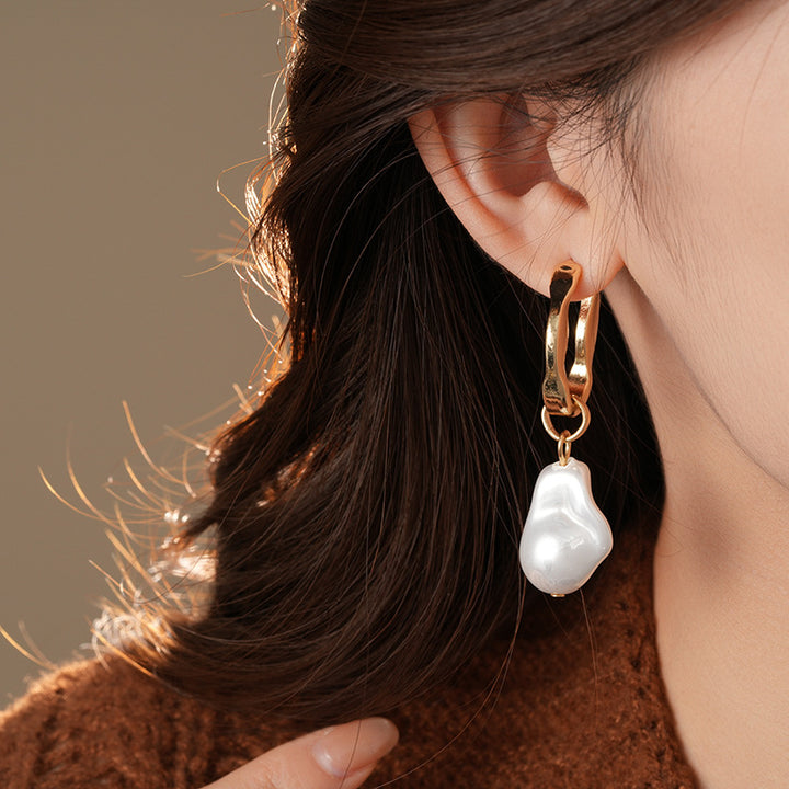 Sculptural hoop earrings with baroque pearl drop – Lirnua
