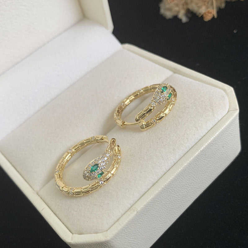 Textured snake hoop earrings with emerald eyes – Vendusi