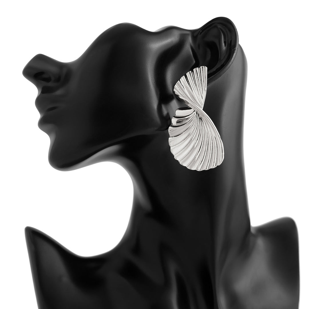 Ribbed twisted fan earrings in metallic finish - Copery