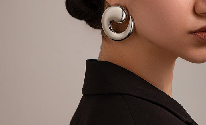 Boucles d'oreilles créoles à double couche texturée avec détail gravé – Akoma 