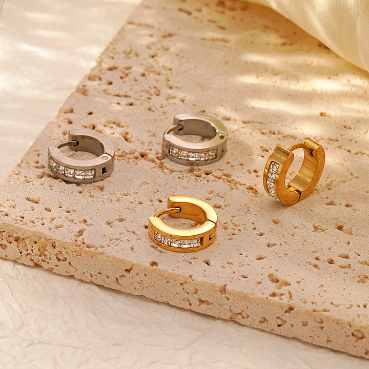 Gerippte U-förmige Creolen in Gold & Silber – Nasqa 