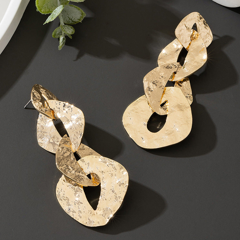 Ohrringe mit zweilagiger Textur und graviertem Detail – Akoma 