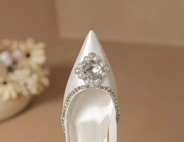 satin pointed pumps with crystal embellishment – AURORAZIA