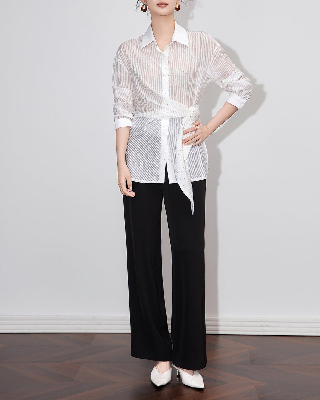 Dreiviertelärmel-Wickelkleid mit Paillettenrevers und Blumenapplikation – ALINA 