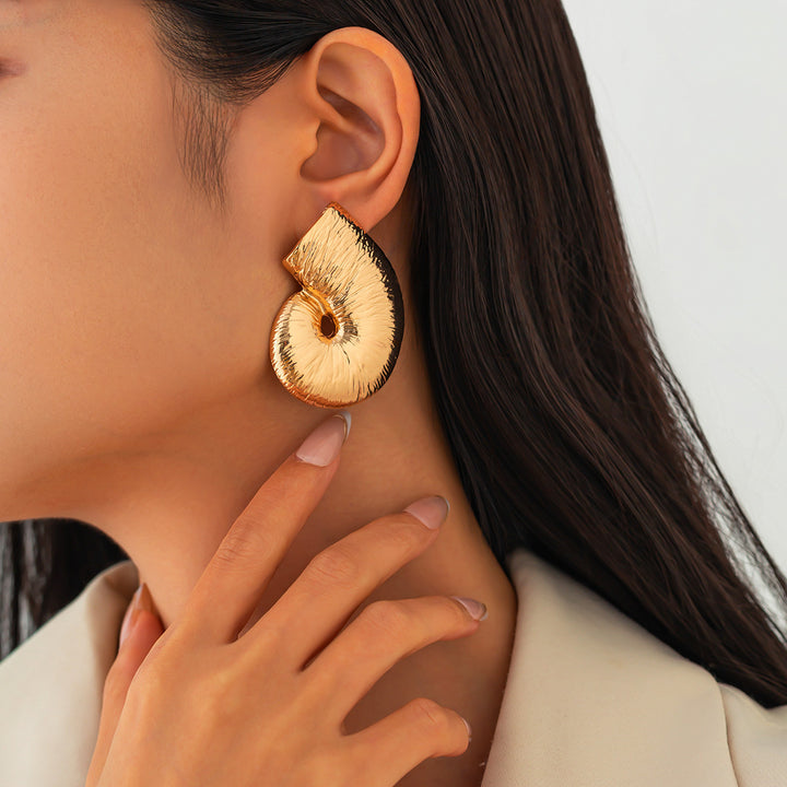 أقراط حلزونية منحوتة بملمس لامع - فرتوني