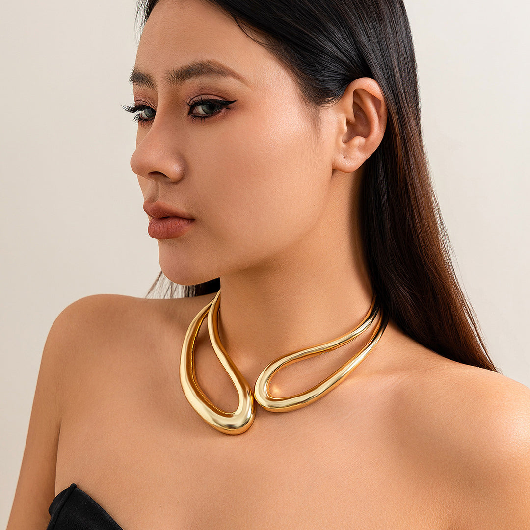 Twisted open metal choker with sculptural wave design - Dolkia