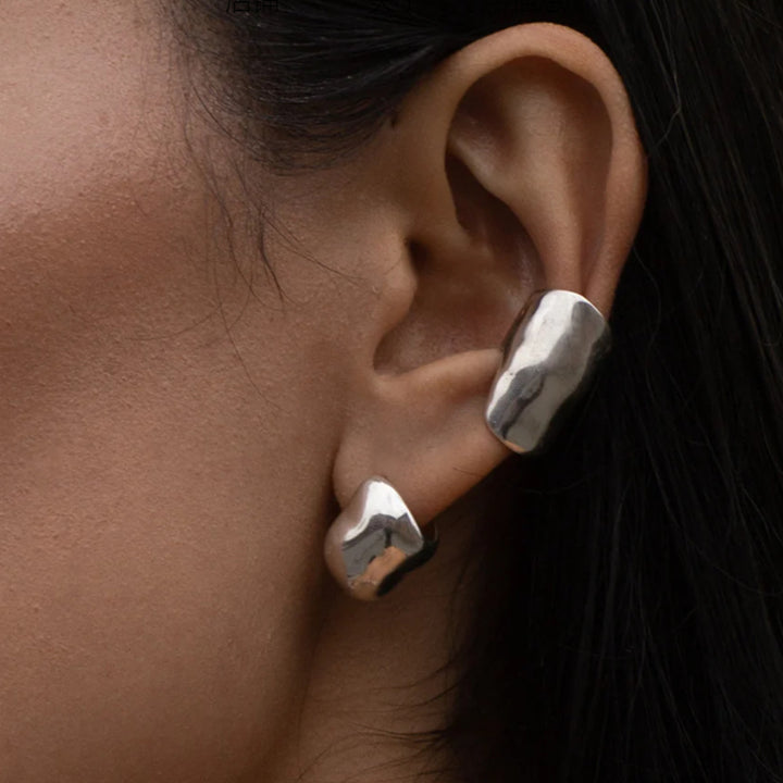 أقراط منحوتة غير متماثلة بلمسة نهائية عاكسة - زلامدي