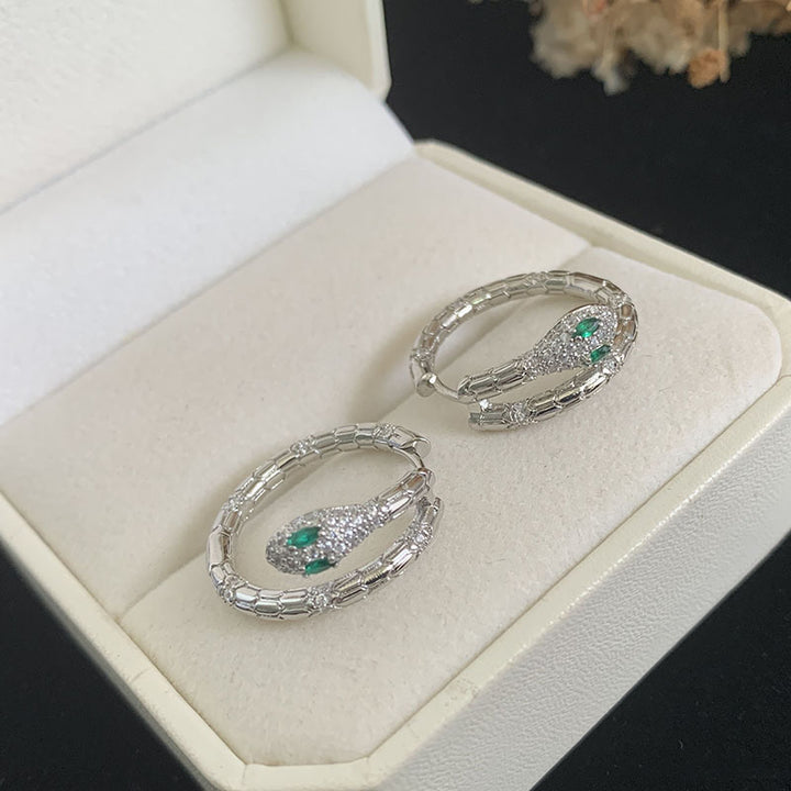 Textured snake hoop earrings with emerald eyes – Vendusi