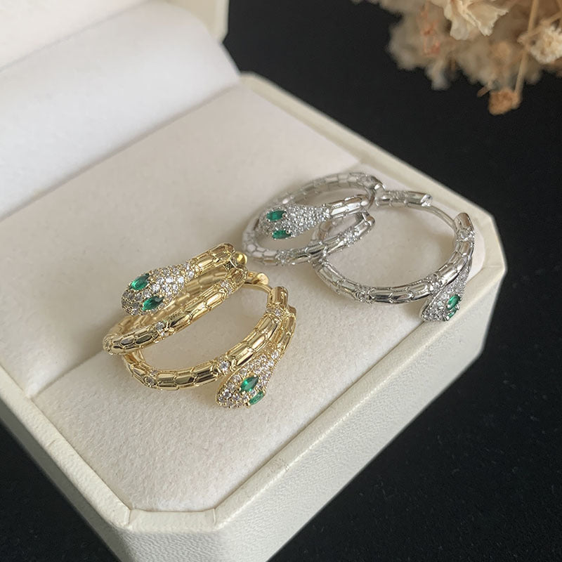 Textured snake hoop earrings with emerald eyes – Vendusi