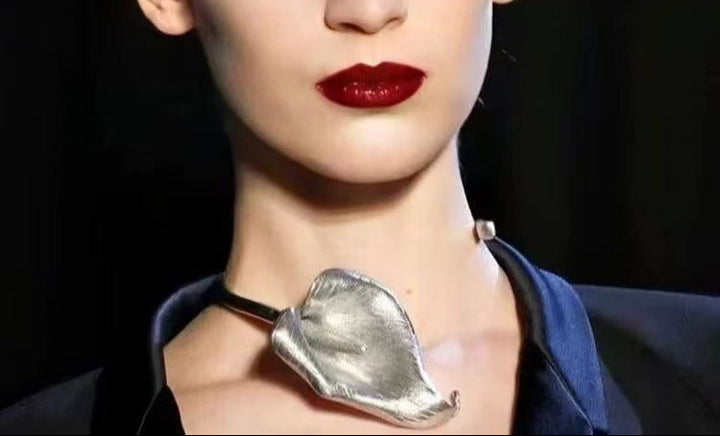 سوار مفتوح بتفاصيل بتلات منحوتة - فوندا