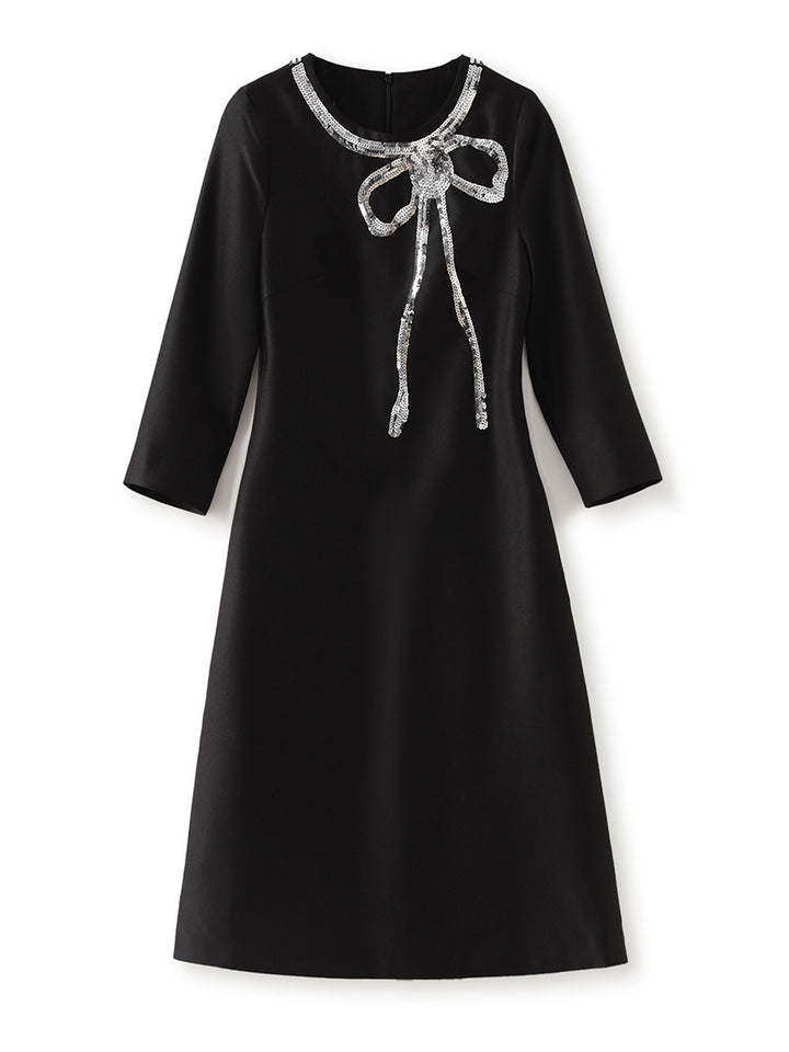 Dreiviertelärmel-Wickelkleid mit Paillettenrevers und Blumenapplikation – ALINA 