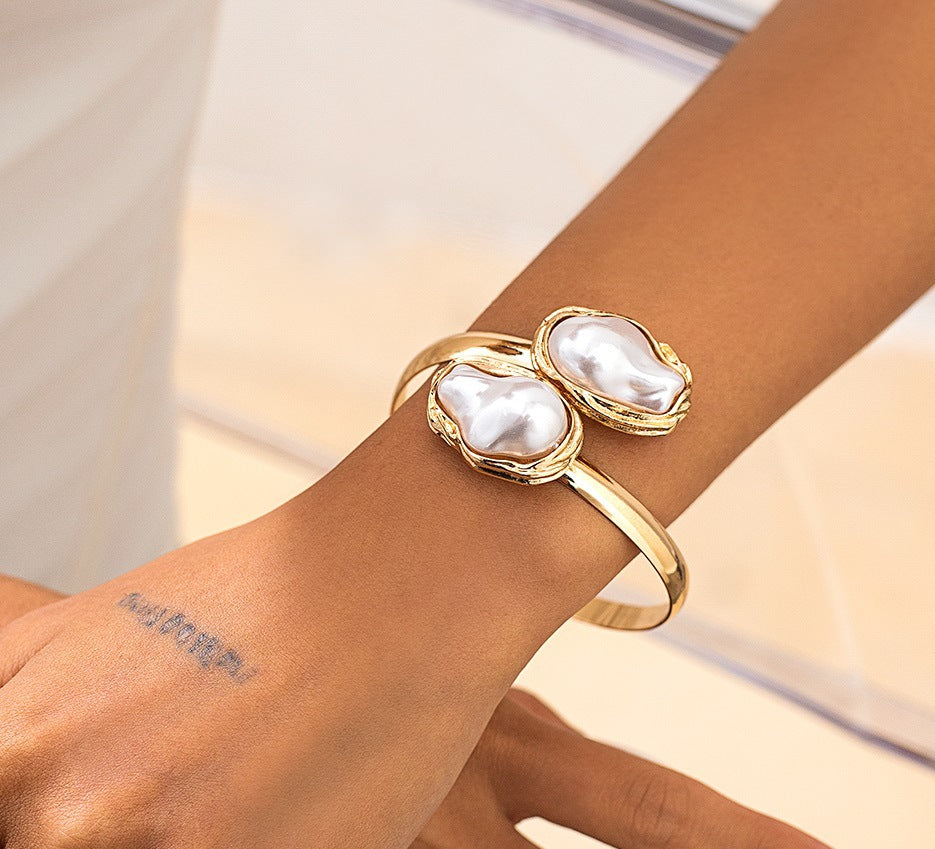 Open cuff bracelet with oversized baroque pearls - Milkya