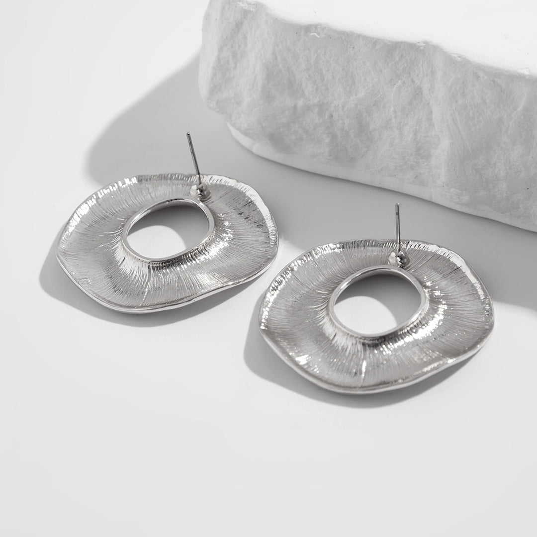 Asymmetrical hollow circle earrings with fluid surface - Nolmas