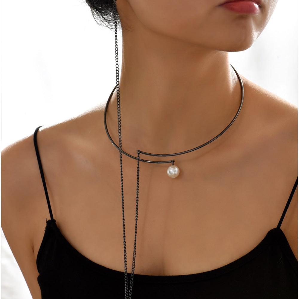 Metal hoop necklace with pearl charm and chain detail - Nopru
