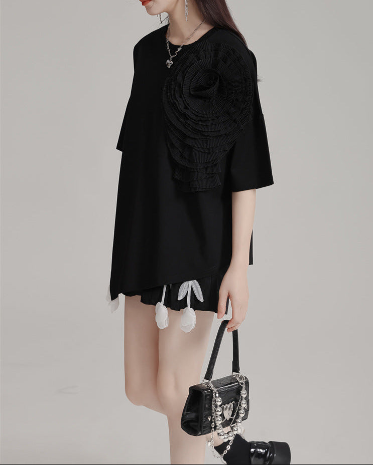 asymmetric hem T-shirt with oversized flower applique - BLOZR