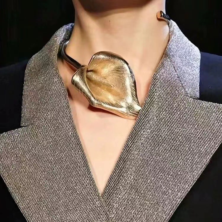 سوار مفتوح بتفاصيل بتلات منحوتة - فوندا