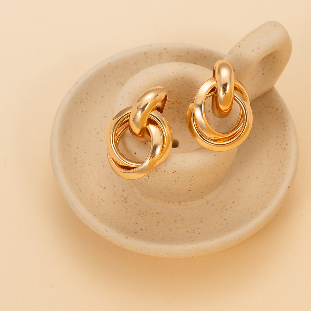 Ohrringe mit zweilagiger Textur und graviertem Detail – Akoma 