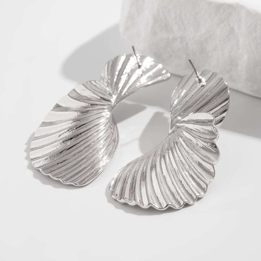 Ribbed twisted fan earrings in metallic finish - Copery