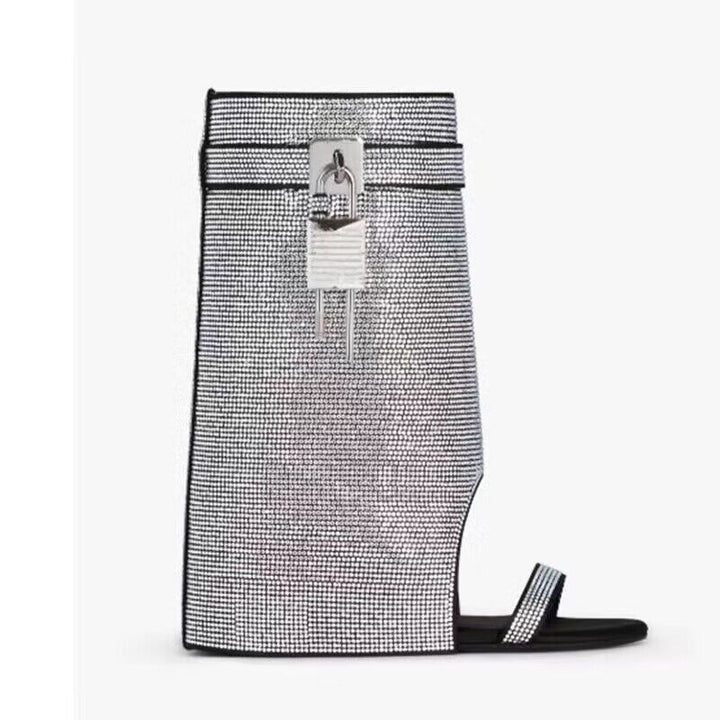 أحذية بكعب عالٍ مدببة من الأمام بثلاثة أحزمة وتفاصيل مرصعة بالمسامير - أورورا